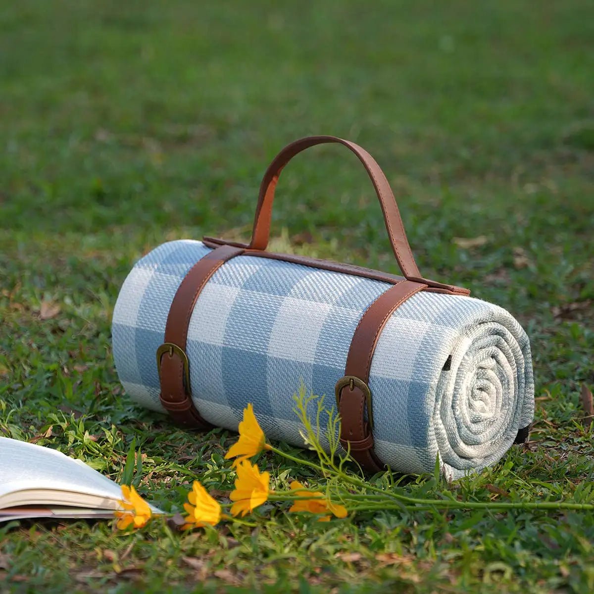 waterproof-checkered-picnic-blanket-with-carry-strap-outdoor-mat-img1.webp