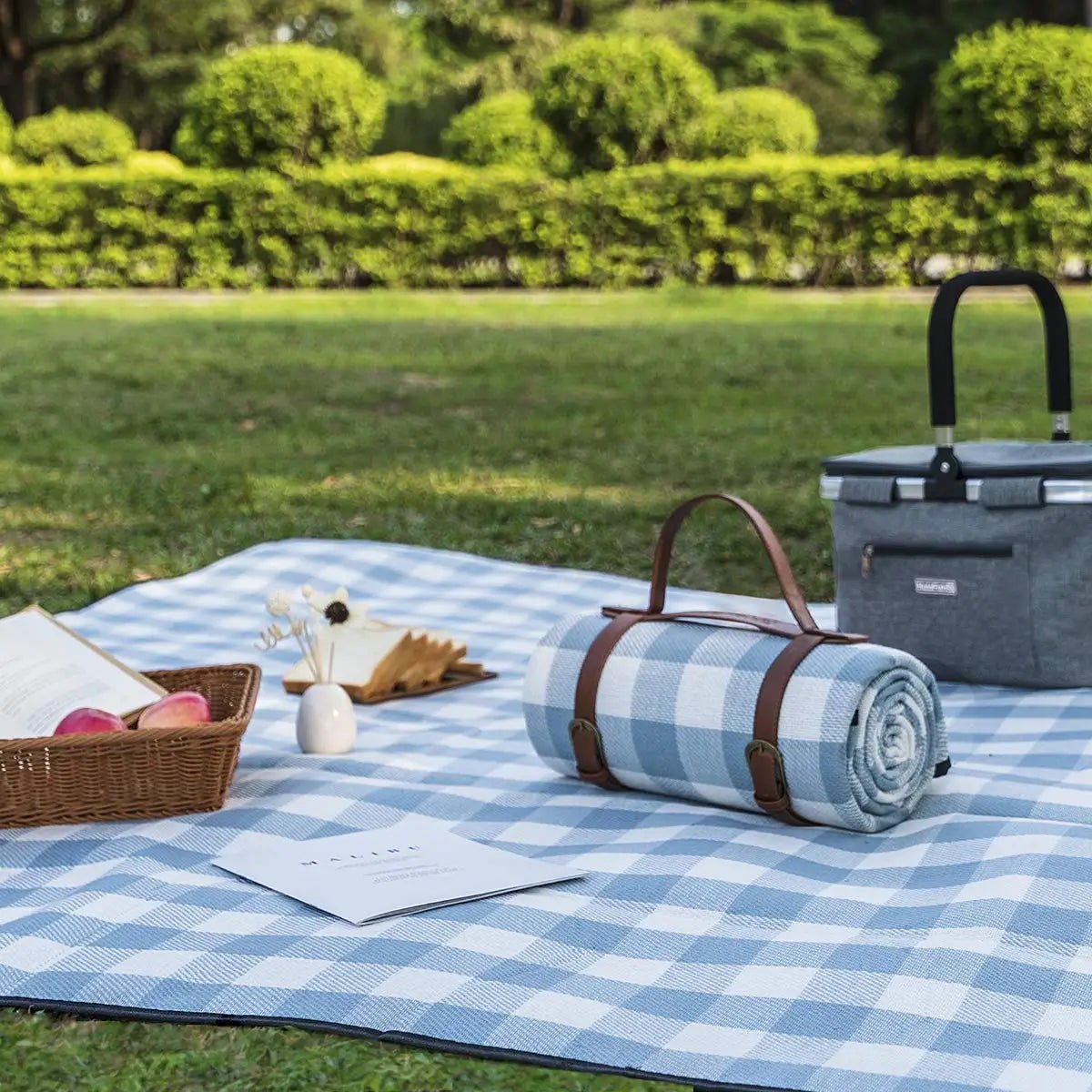 waterproof-checkered-picnic-blanket-with-carry-strap-outdoor-mat-img2.webp